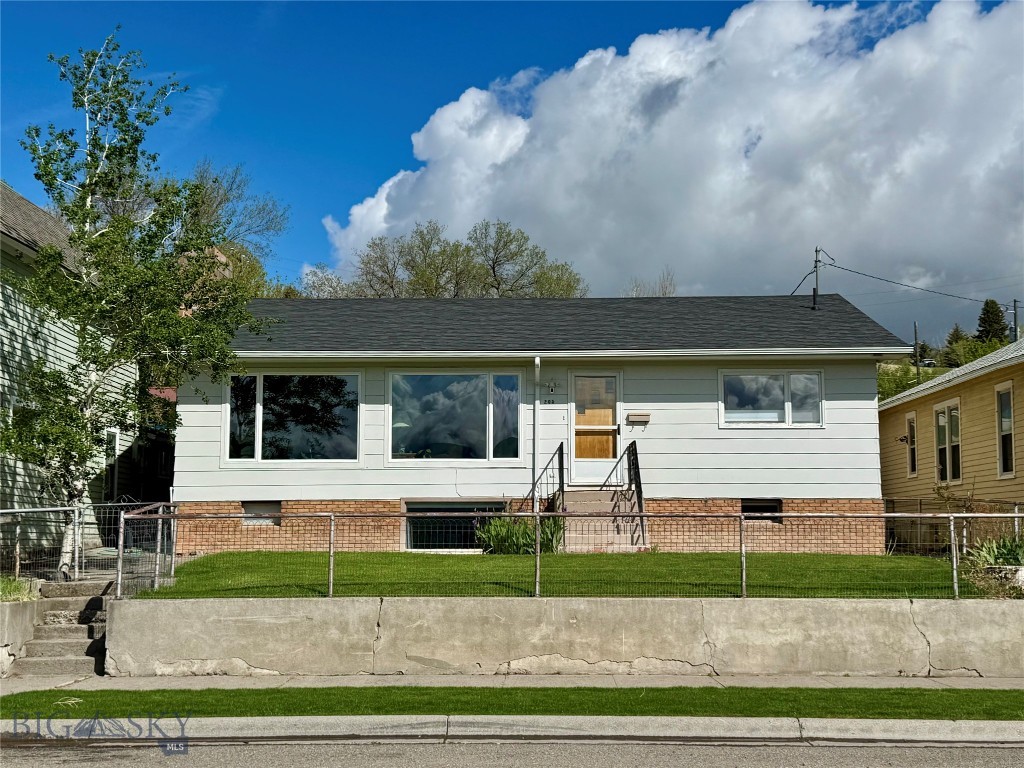 205 E Chinook St, Livingston