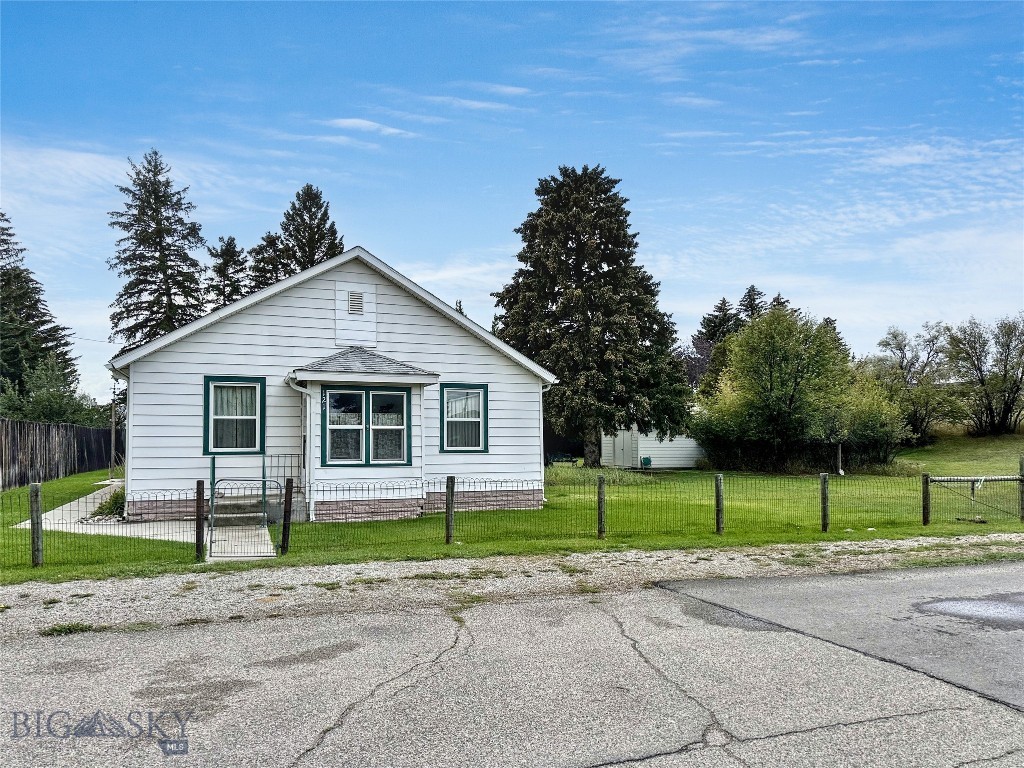 121 West Hugel, Ennis