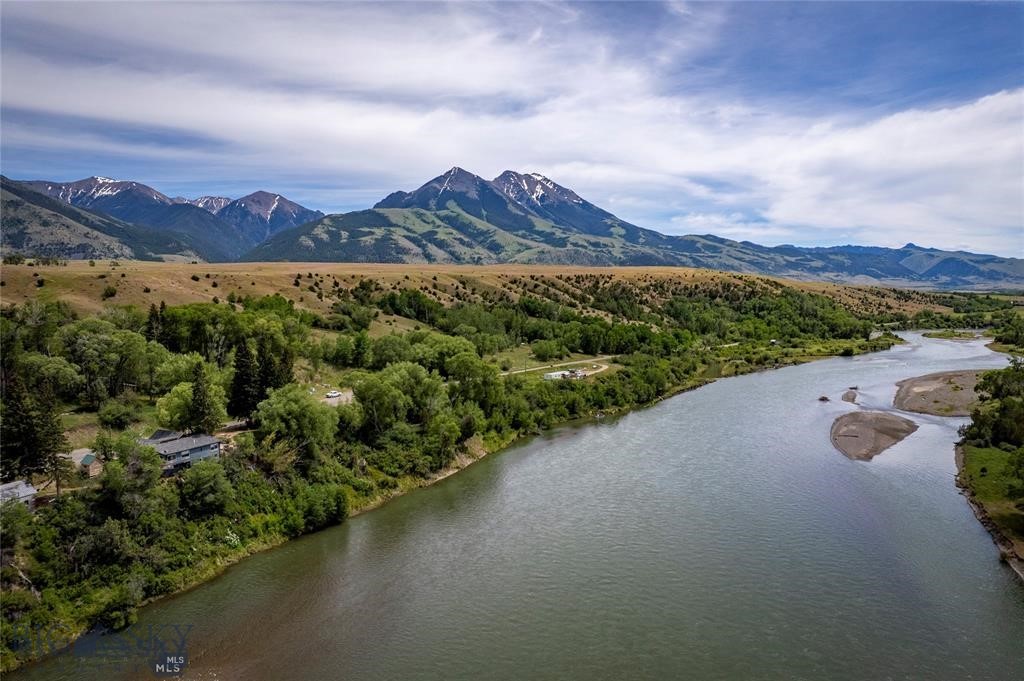 1005 East River Road, Emigrant