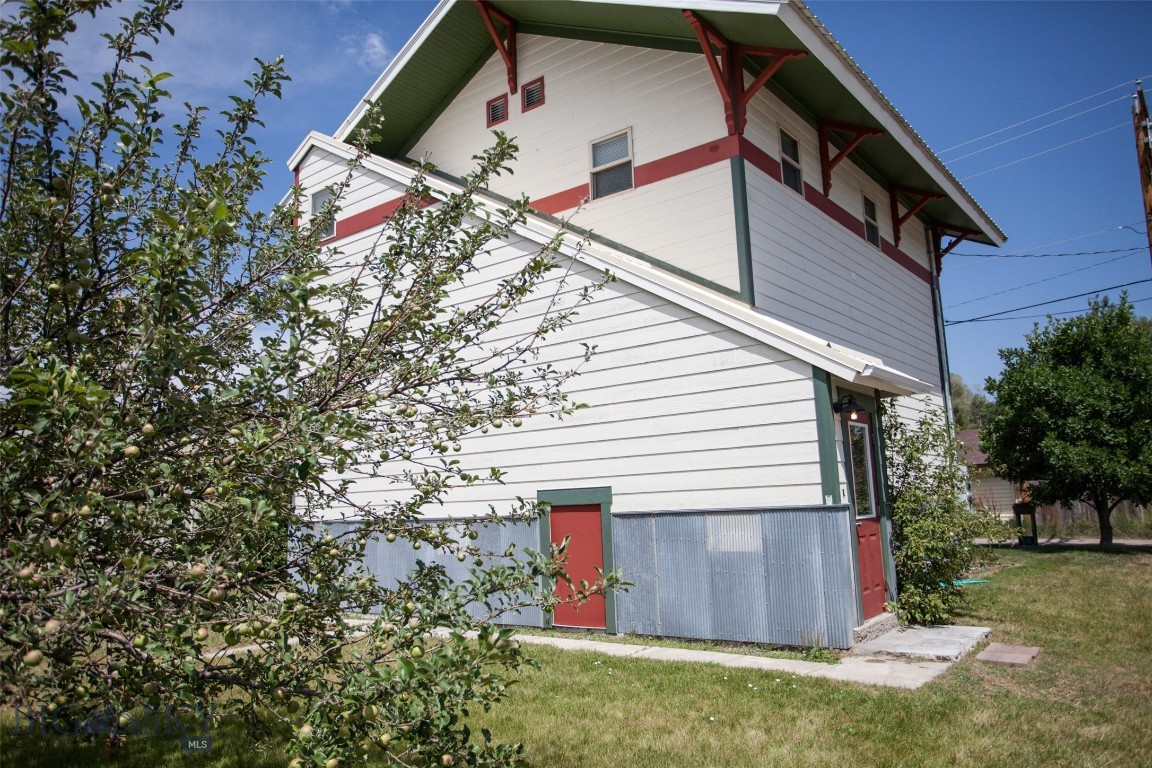305 E Railroad Avenue N, Manhattan, Montana