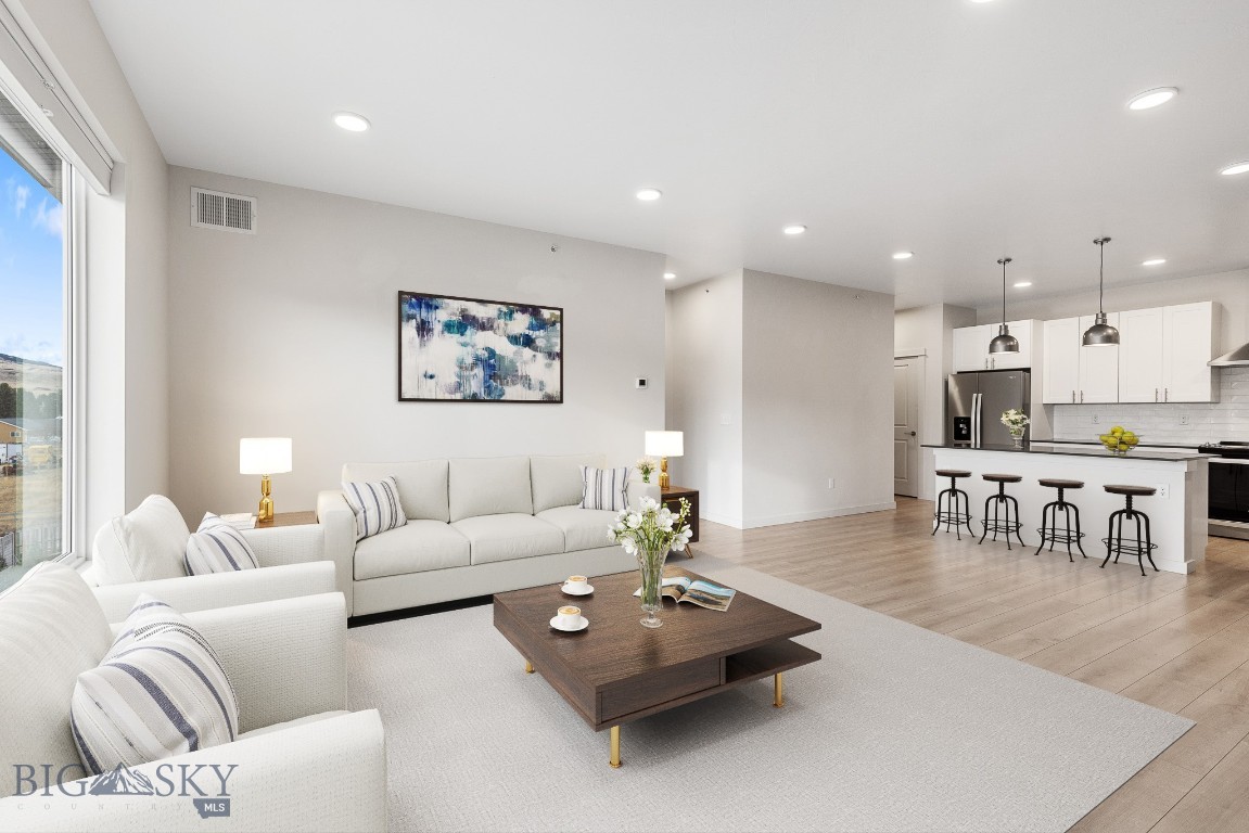 2221F Willow 104, Livingston