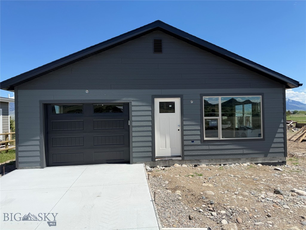406 Vujo Lane, Ennis
