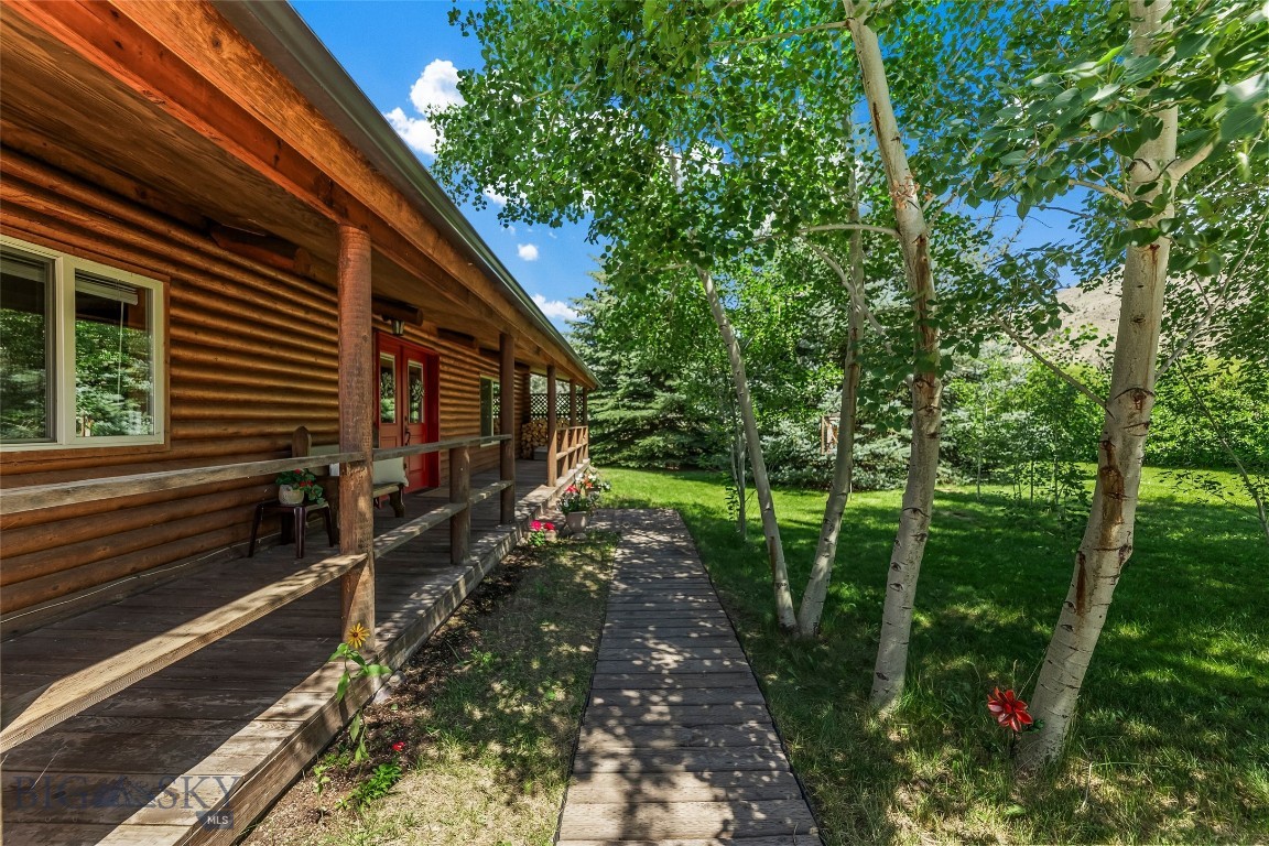 1065 US Highway 89 S, Gardiner