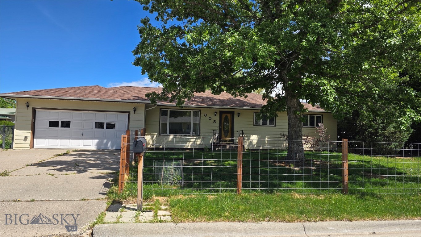 605 Robin Lane, Livingston