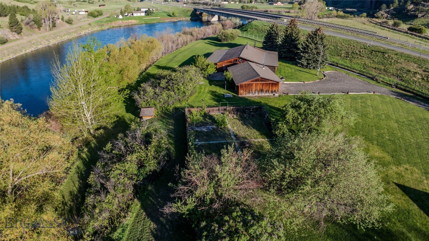 68 River Drive, Cascade