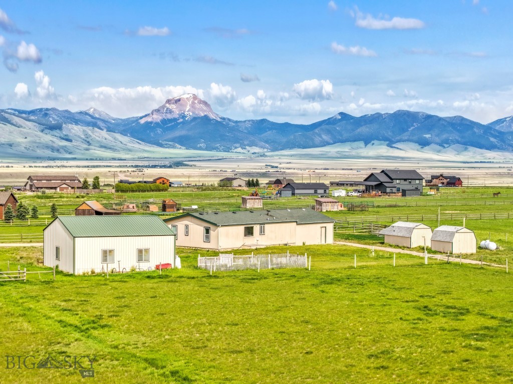 16 Hayfield Loop Trail, Ennis