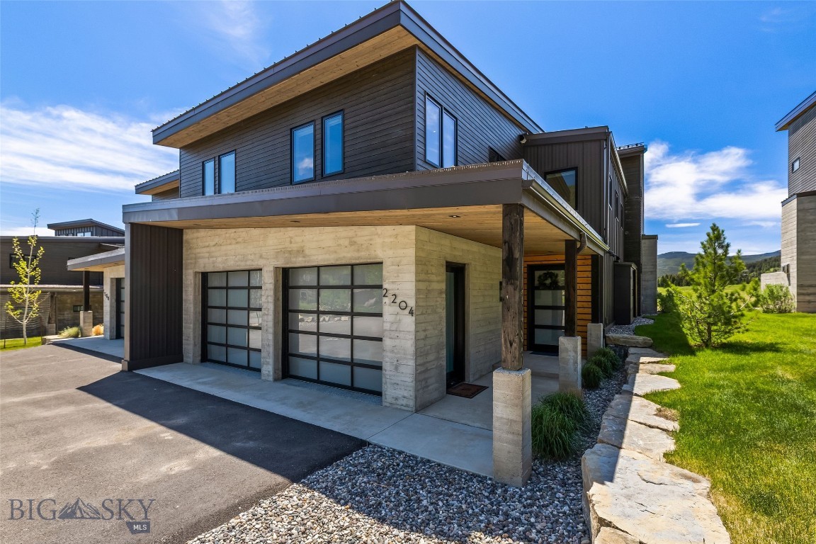 2204 Little Coyote, Big Sky