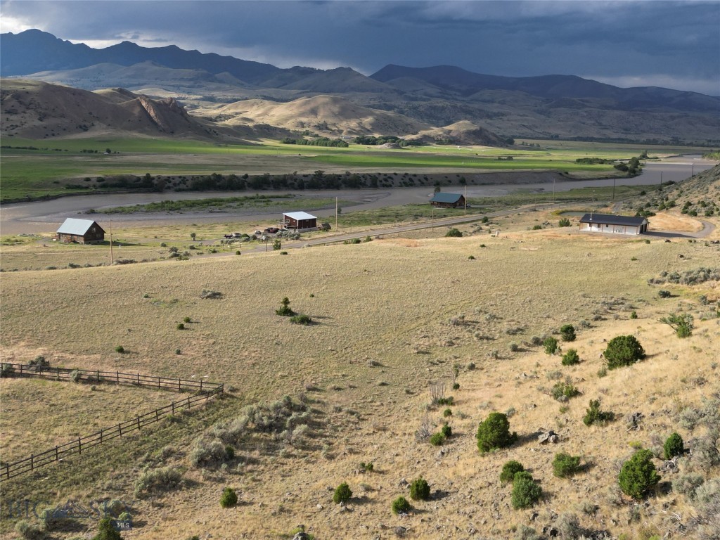 218 E River Road, Emigrant