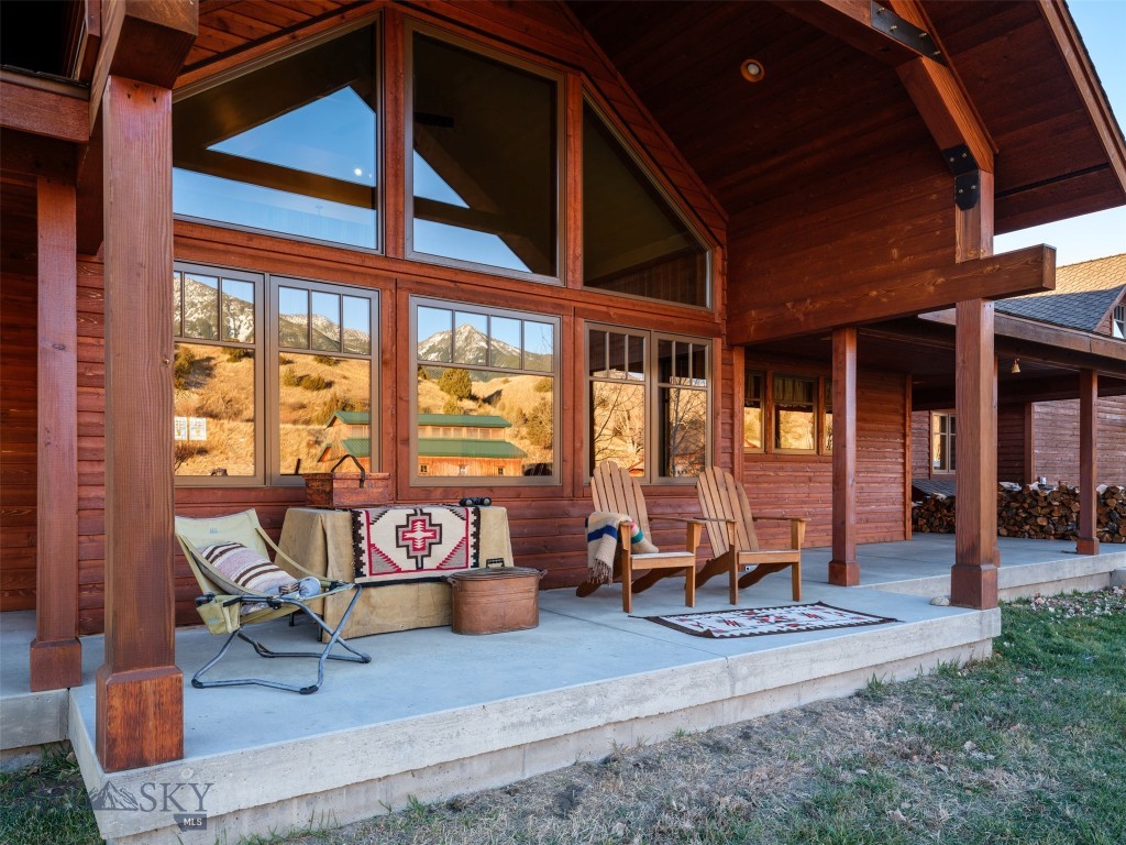 1986 E River Road, Livingston