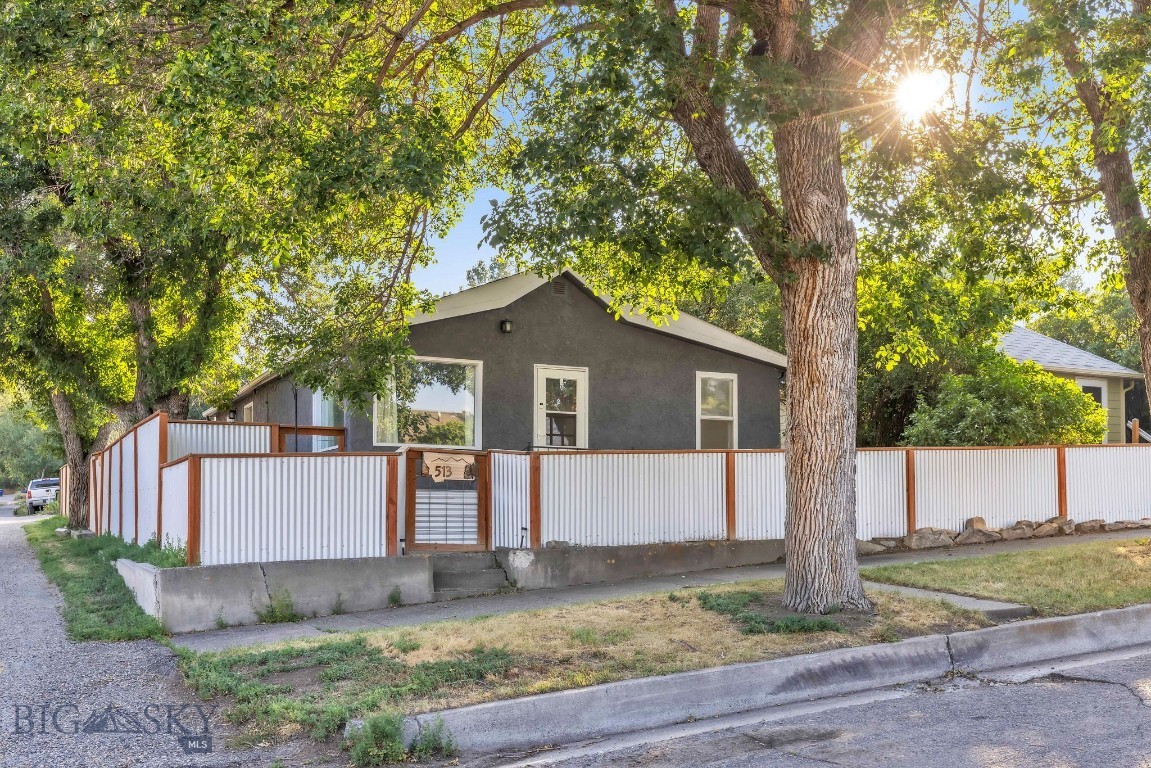 513 N G Street, Livingston